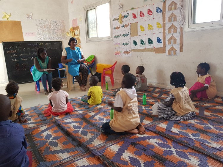 Enfants écoutent en classe
