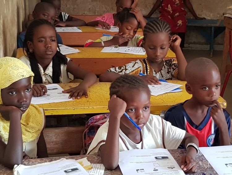 Enfants écoutent en classe